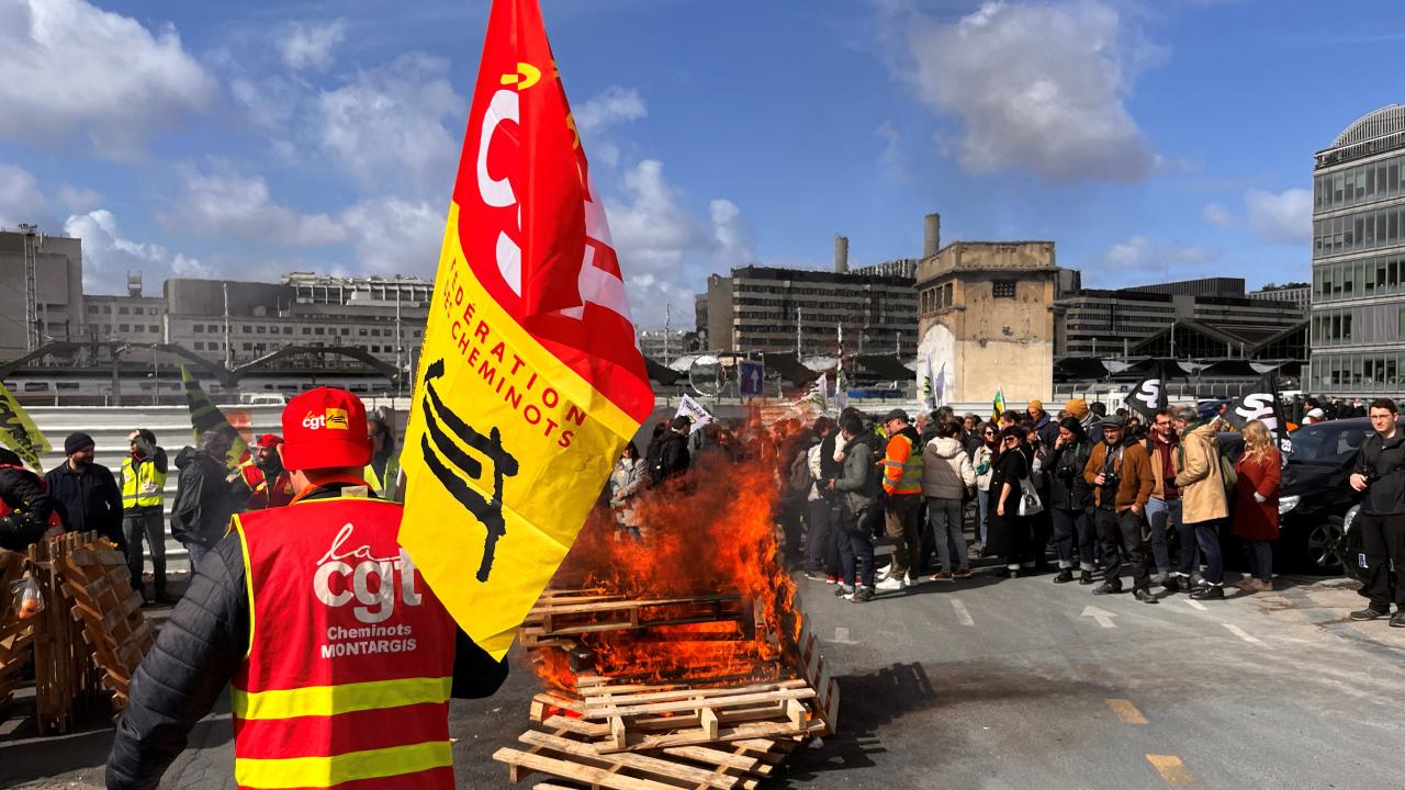 İğtişaşlar səngimir: Paris küçələri bu gün - FOTOLAR / VİDEO 6 2029318