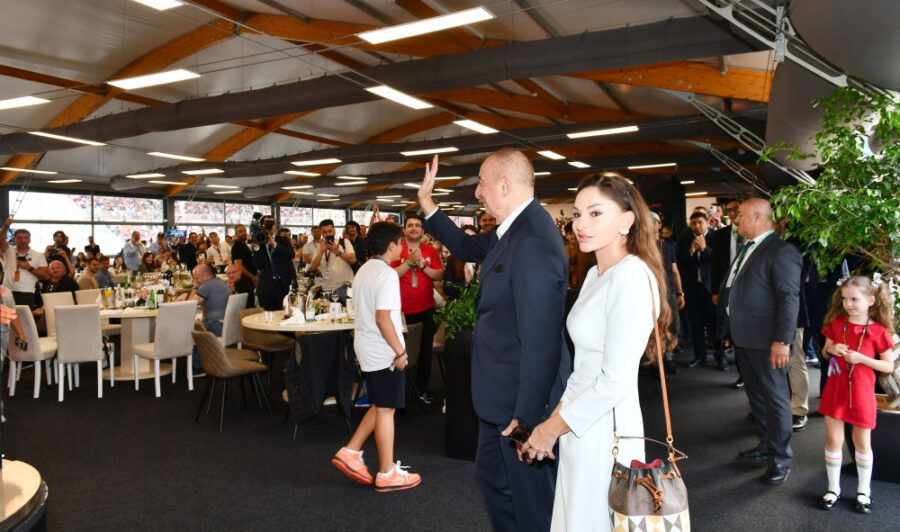 İlham Əliyev və xanımı Azərbaycan Qran-Prisinin əsas yarışına baxdılar - FOTOLAR