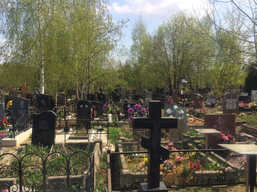 Qəbiristanlıqda kütləvi dava: Yol vermədi, sonra... - VİDEO