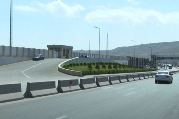 Piyada keçidi olmayan yolda təhlükə: Bir ailəni yarısı ölümdən döndü - VİDEO 1 Piyada keçidi olmayan yolda təhlükə: Bir ailəni yarısı ölümdən döndü - VİDEO