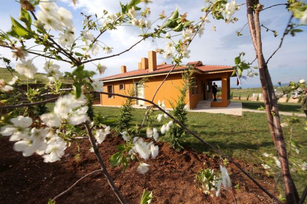 Türkiyədə dəhşətli zəlzələdən zərərçəkmişlərə ilk evlər verildi - VİDEO/FOTO