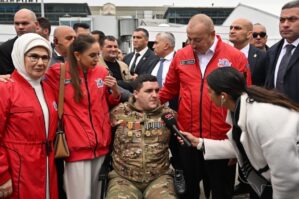 Prezidentin qucaqladığı qazi kimdir? - VİDEO