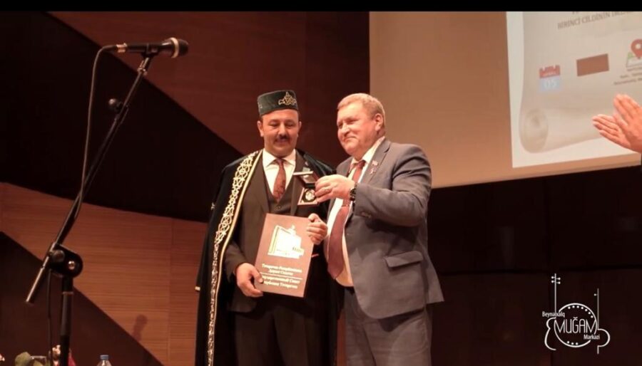 Dövlət başçıları, nazirlər azərbaycanlı yazarı təltif və təbrik etdi - FOTOLAR