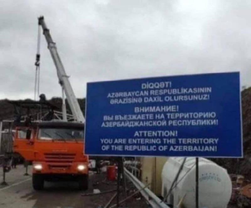 Laçındakı keçid məntəqəsindən yeni görüntülər: Bu sözlər vuruldu - FOTO / VİDEO