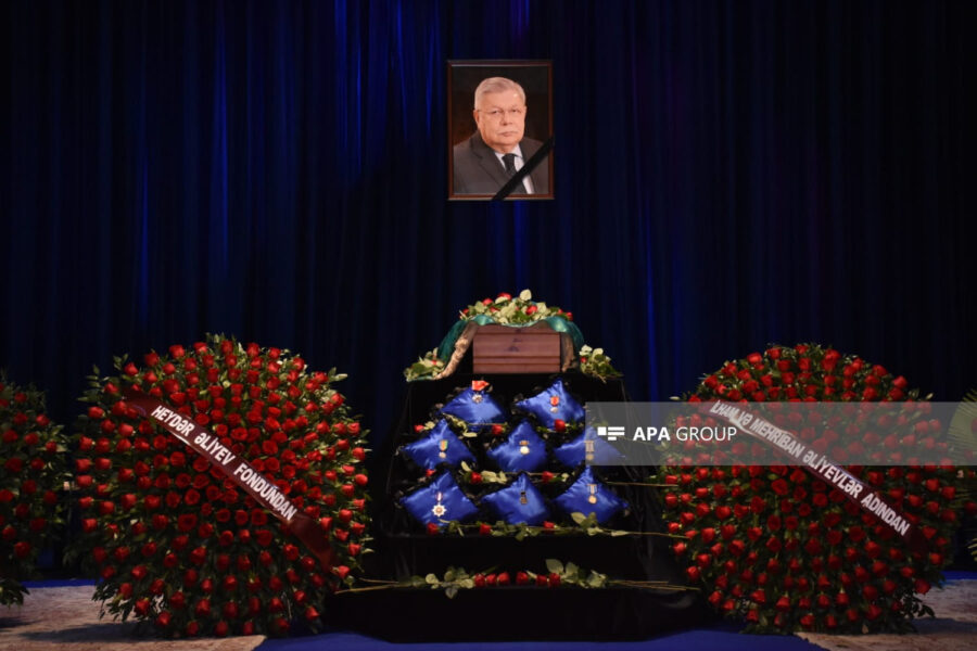 Prezident və xanımı Azərpaşa Nemətovla vida mərasiminə əklil göndərdi