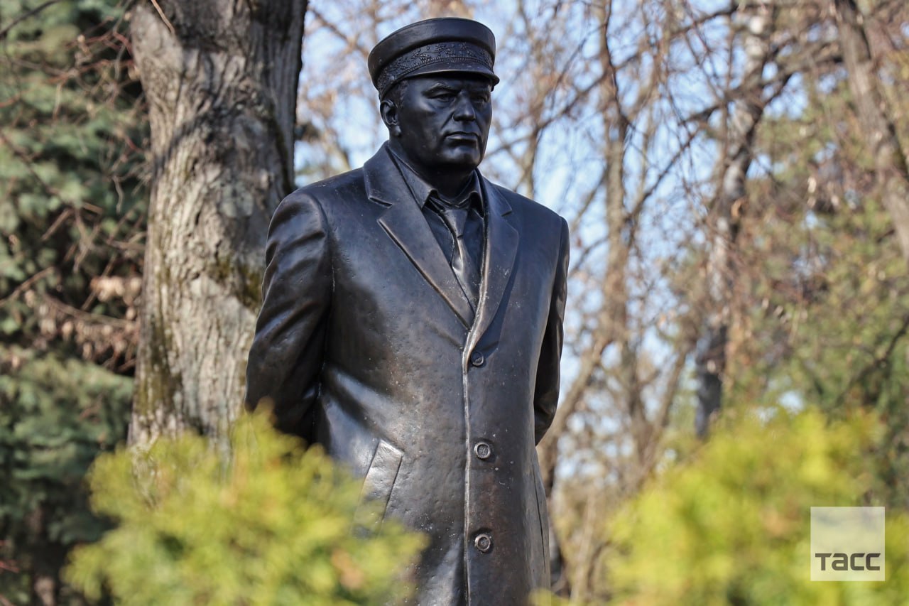 Jirinovskiyə heykəl ucaldıldı - FOTO