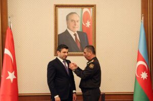 Zakir Həsənov Selçuk Bayraktara medal verdi - FOTOLAR