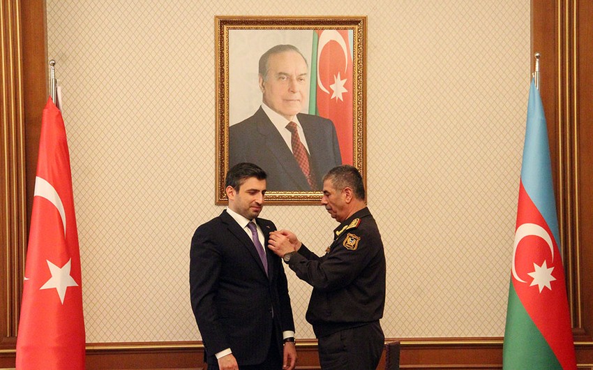 Zakir Həsənov Selçuk Bayraktara medal verdi - FOTOLAR