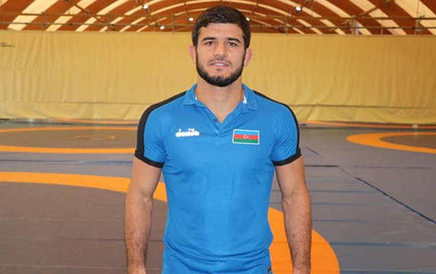 Məğlub olan güləşçi azarkeşi təhqir etdi - FOTO