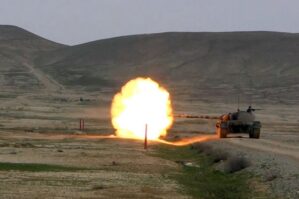 Tankçılarımız "düşmən"i məhv etdi - VİDEO