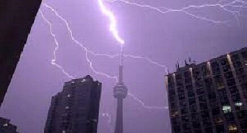 Torontoda 553 metr hündürlüyündəki qülləni ildırım vurdu: Minlərlə insan... - VİDEO 1 Torontoda 553 metr hündürlüyündəki qülləni ildırım vurdu: Minlərlə insan... - VİDEO