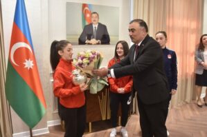 İrəvanda çempion olan türk idmançılar Bakıya gəlir