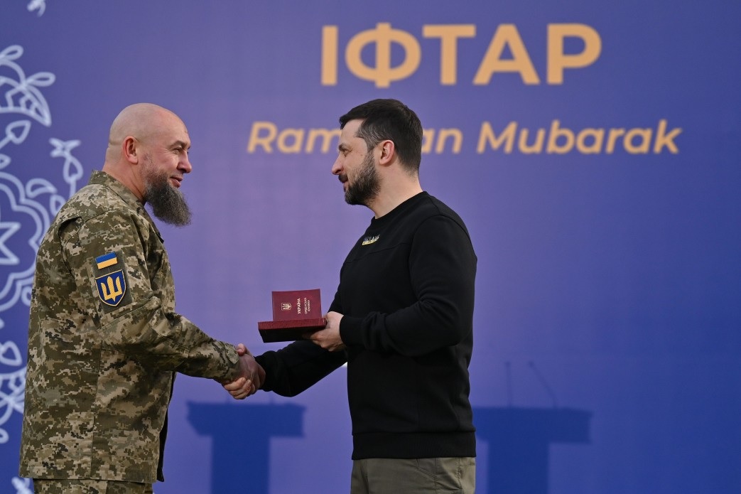 Zelenskidən hörmət ənənəsi - Krım müsəlmanları ilə iftar masası arxasında - FOTOLAR