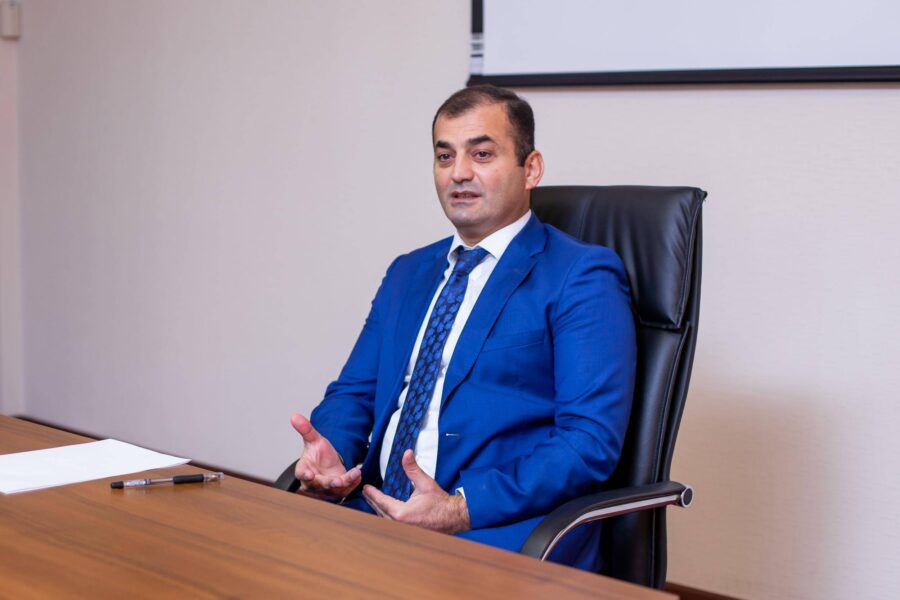 AMB-nin baş direktoru agentlərin şikayətlərinə cavab verdi