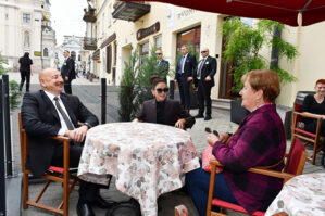 Prezident və xanımının Vilnüs gəzintisindən FOTOLARI