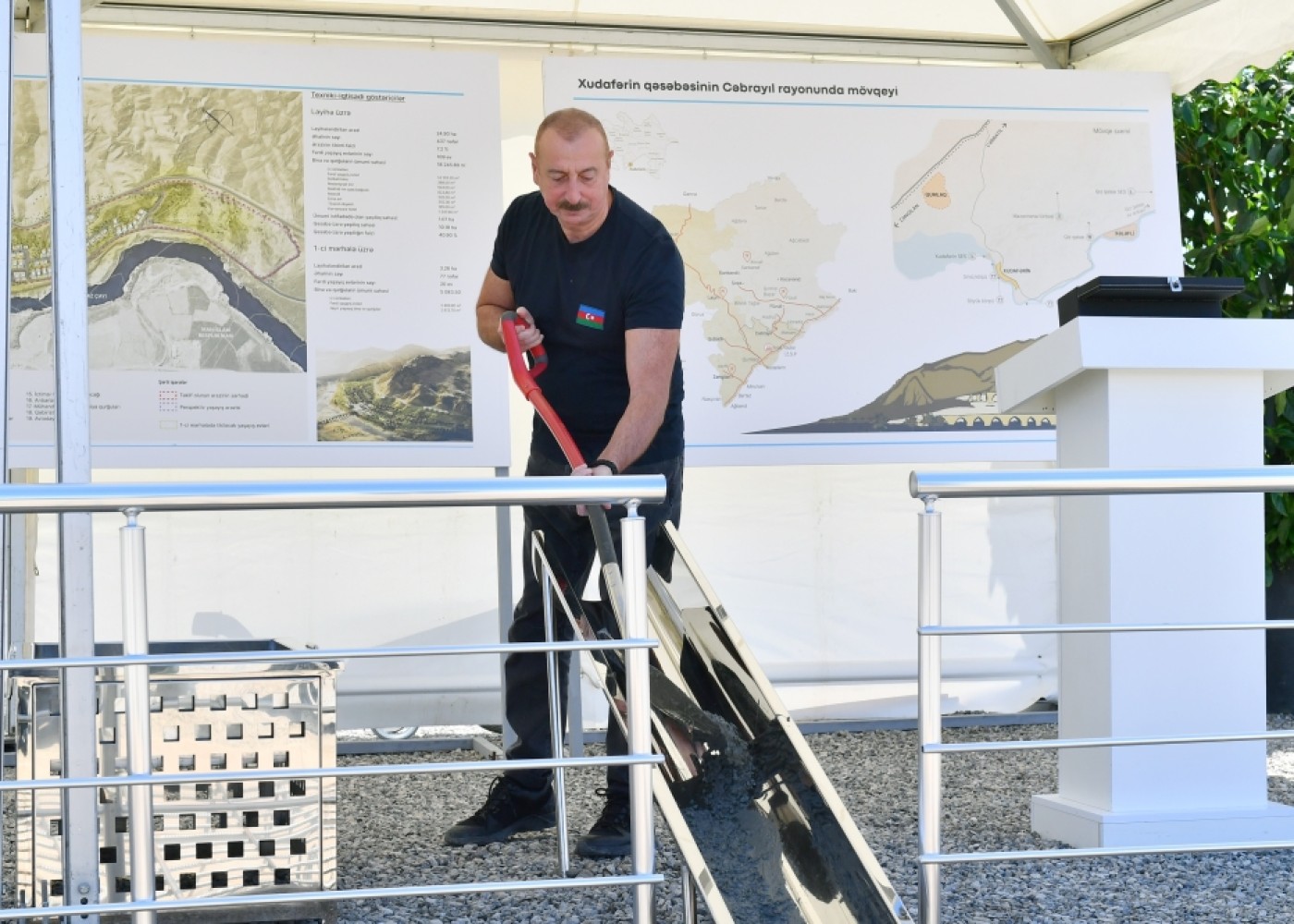 Prezident Xudafərin qəsəbəsinin təməlini qoydu