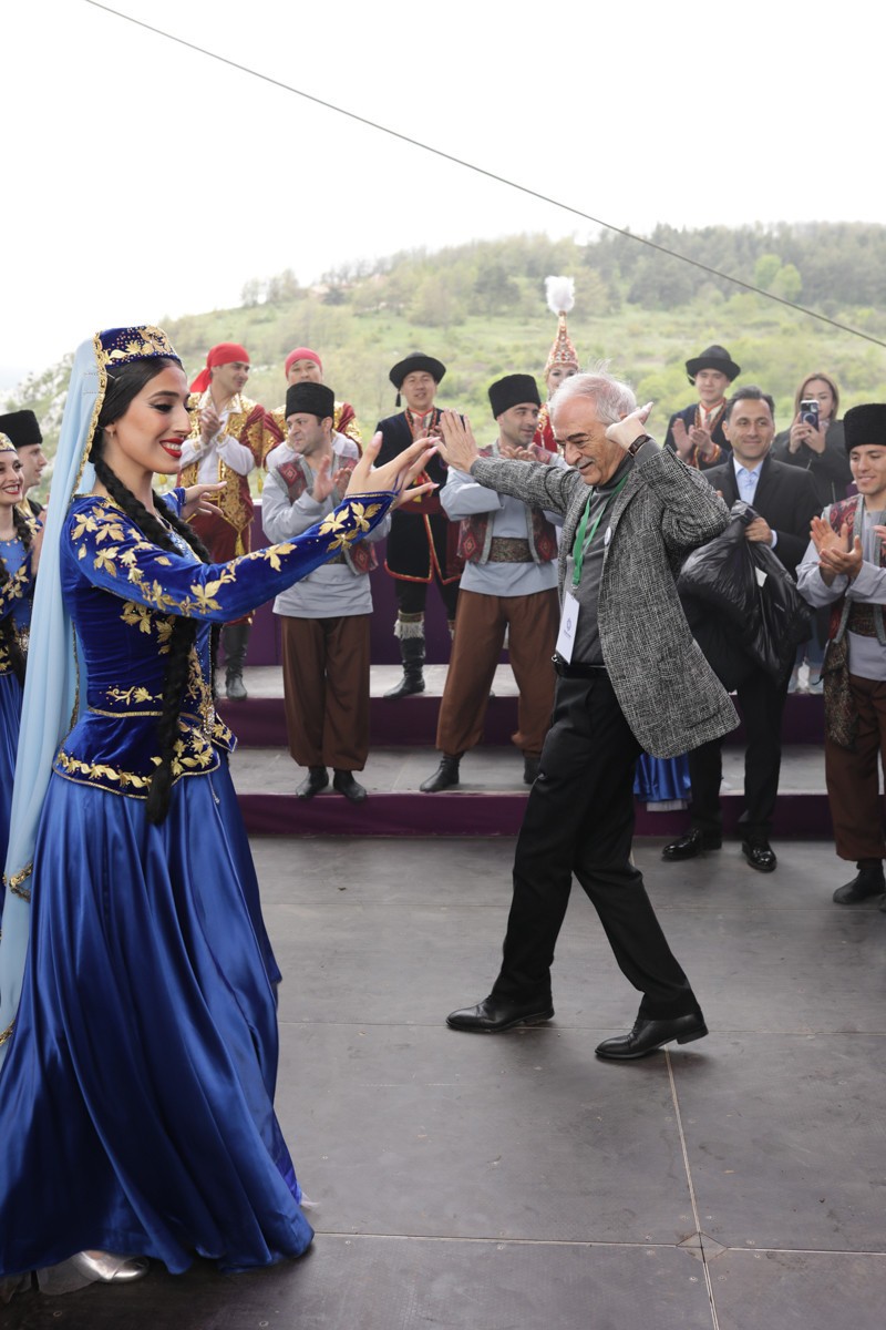 Sənət adamları və rəsmilər Cıdır düzündə rəqs etdi - FOTO