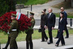 İlham Əliyev Vilnüsdə "Antakalnis" abidəsini ziyarət etdi - FOTOLAR / VİDEO