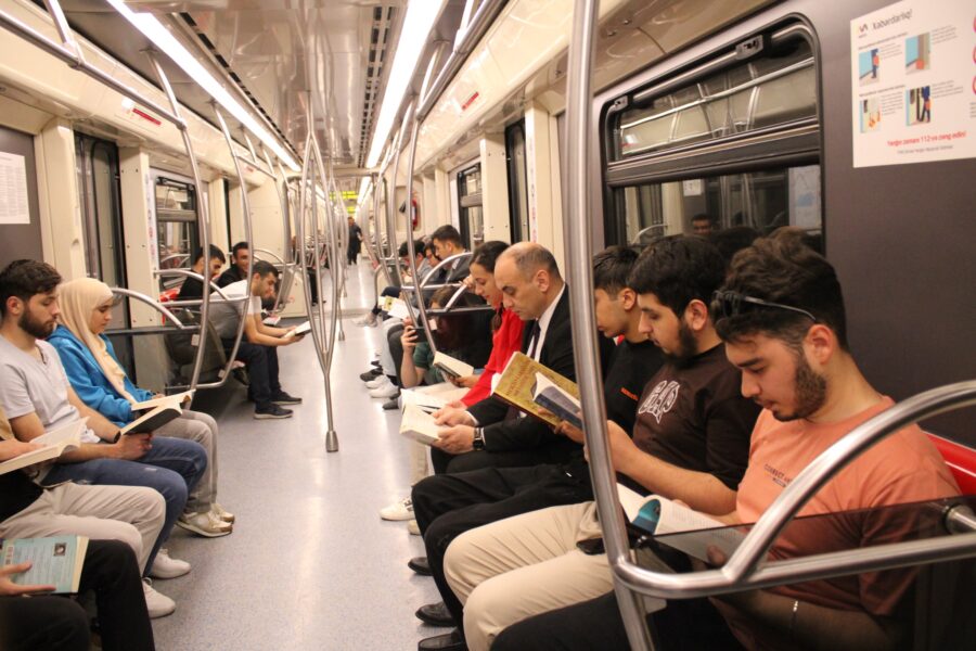 Deputat Bakı metrosunda gənclərlə aksiya keçirdi – FOTO