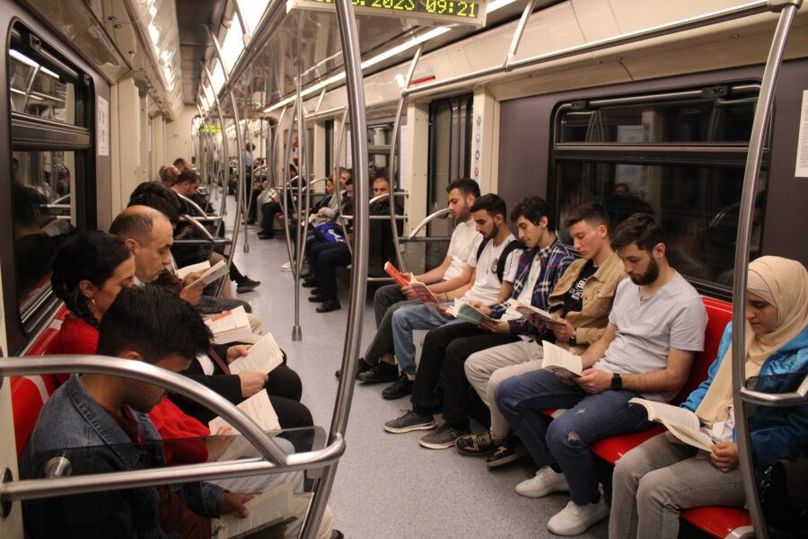Deputat Bakı metrosunda gənclərlə aksiya keçirdi – FOTO
