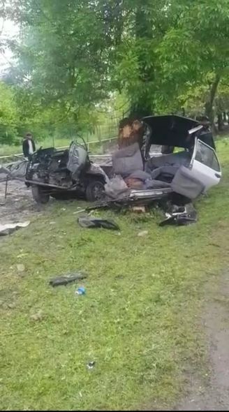 Qəbələdə avtomobil ağaca çırpıldı: Ölən və yaralananlar var - ADLAR/FOTO