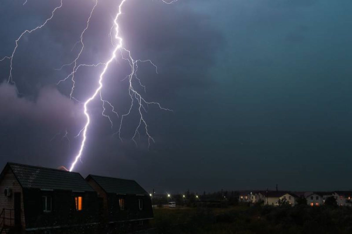 Zaqatalada məktəbə düşən ildırım yanğına səbəb oldu - YENİLƏNİB