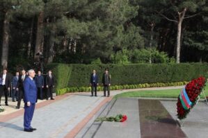 Administrasiya rəhbəri Fəxri xiyabanda: Heydər Əliyevin məzarını ziyarət etdi - FOTO