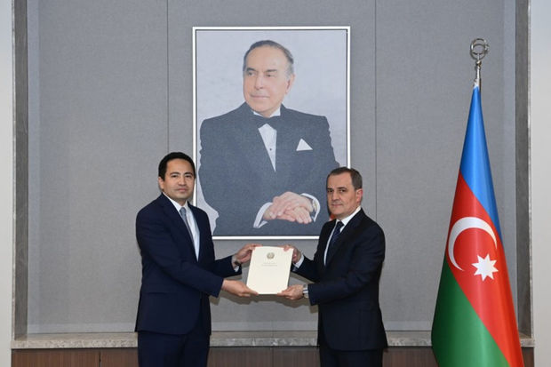 Qazaxıstanın yeni səfiri etimadnaməsinin surətini Ceyhun Bayramova təqdim etdi