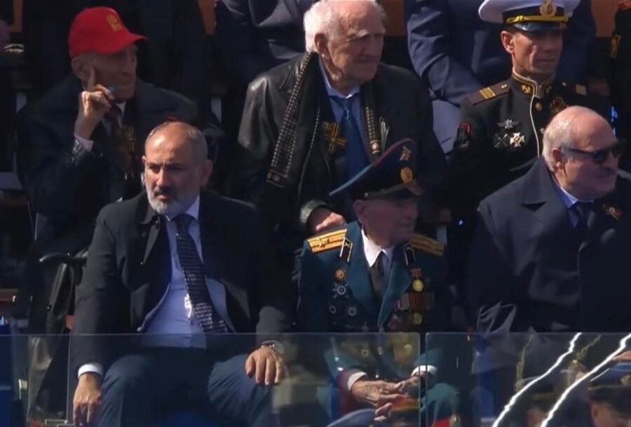 Paşinyan Qələbə Günü Moskvada belə görüntüləndi - FOTO