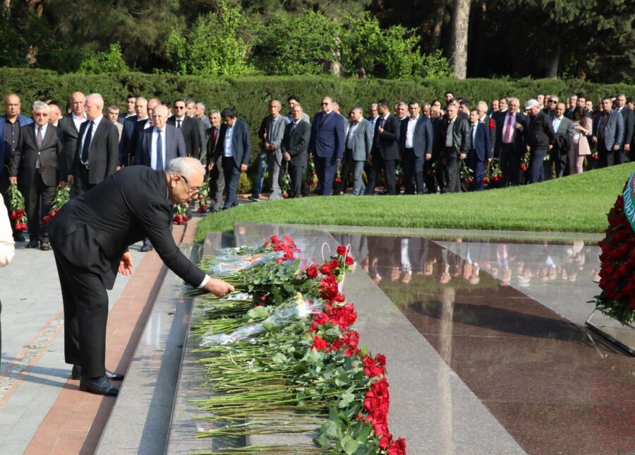AHİK rəhbərliyi Heydər Əliyevin məzarını ziyarət etdi - FOTOLAR