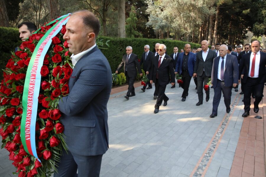 AHİK rəhbərliyi Heydər Əliyevin məzarını ziyarət etdi - FOTOLAR