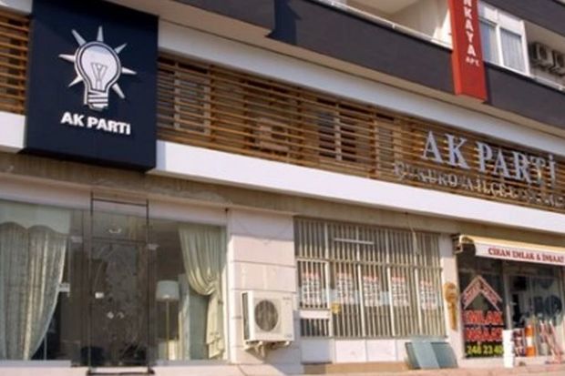 Türkiyənin hakim partiyasının qərargahına hücum oldu - VİDEO