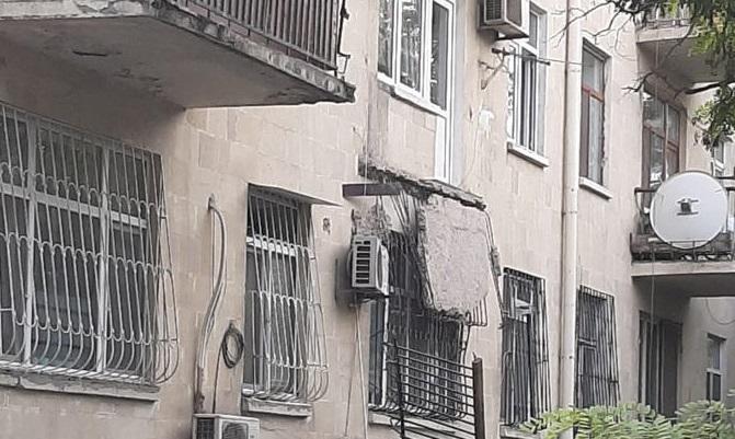 Bakıda bədbəxt olay: Eyvan gənc qızın başına uçdu 1 Bakıda bədbəxt olay: Eyvan gənc qızın başına uçdu