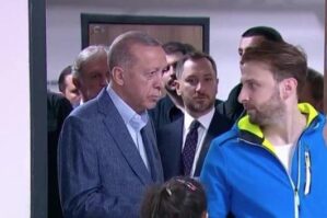 Səsvermədə bu anlar gülüş doğurdu: Ərdoğanı görməyən vətəndaş... - VİDEO