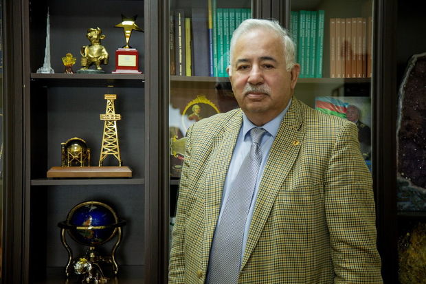 Rusiya prezidenti azərbaycanlı alimi təltif etdi - FOTO