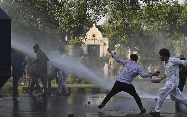 Dost ölkədə ara qarışdı: etirazlar başladı, ölən var - FOTOLAR