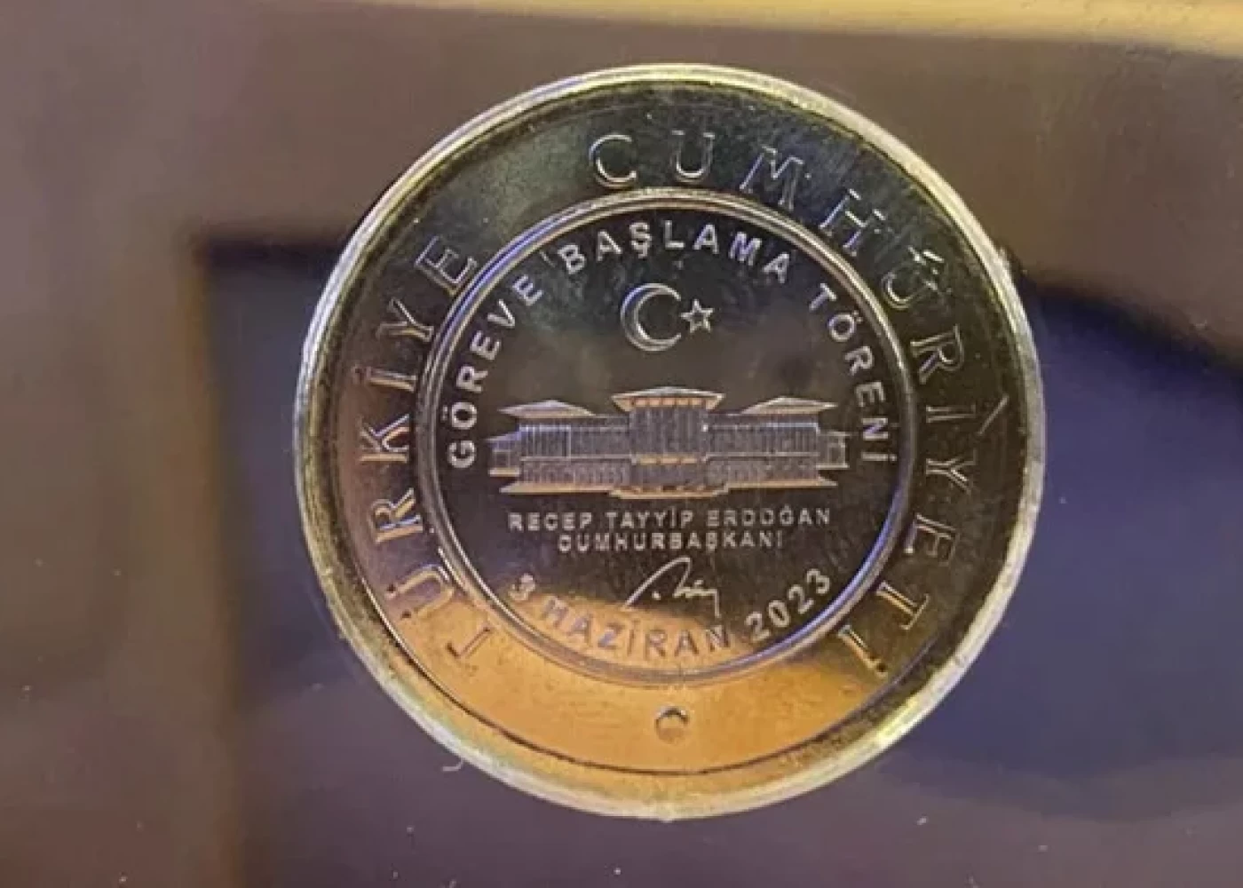 Qonaqlara Ərdoğan üçün kəsilən xatirə sikkə hədiyyə olundu - FOTO