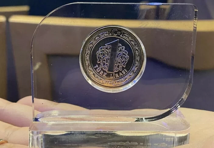 Qonaqlara Ərdoğan üçün kəsilən xatirə sikkə hədiyyə olundu - FOTO 2 Qonaqlara Ərdoğan üçün kəsilən xatirə sikkə hədiyyə olundu - FOTO