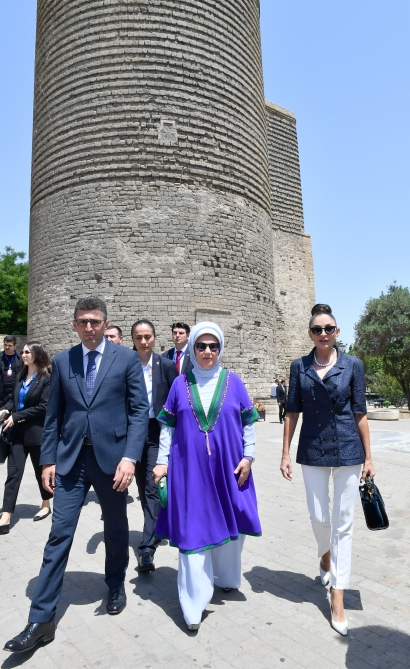 Mehriban Əliyeva və Əminə Ərdoğanın Bakı sakinləri ilə FOTOLARI