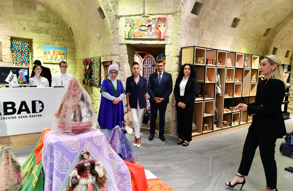 Mehriban Əliyeva və Əminə Ərdoğanın Bakı sakinləri ilə FOTOLARI