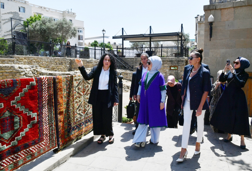 Mehriban Əliyeva və Əminə Ərdoğanın Bakı sakinləri ilə FOTOLARI