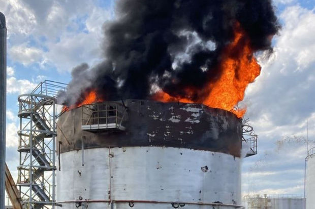 Rusiyada ildırım neft çənini vurdu, alovlar qalxdı - Fotolar