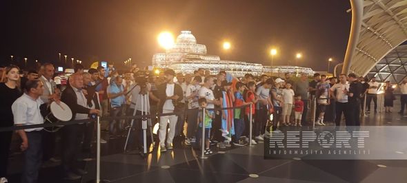 7 medal qazanan güləşçilərimiz Vətəndə belə qarşılandı - FOTO