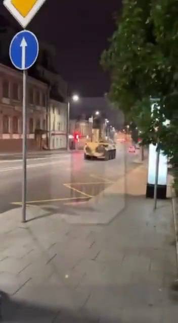 Son dəqiqə! Moskvaya ağır texnikalar yeridildi - VİDEO