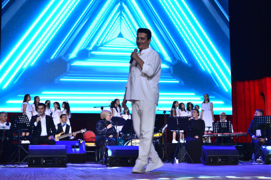 Xəzər Süleymanlının poeziya gecəsindəki sirli qonaq: o kim idi, hara yoxa çıxdı? - FOTOLAR