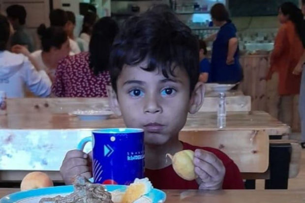 Polis bu uşağın yaxınlarını axtarır - FOTO