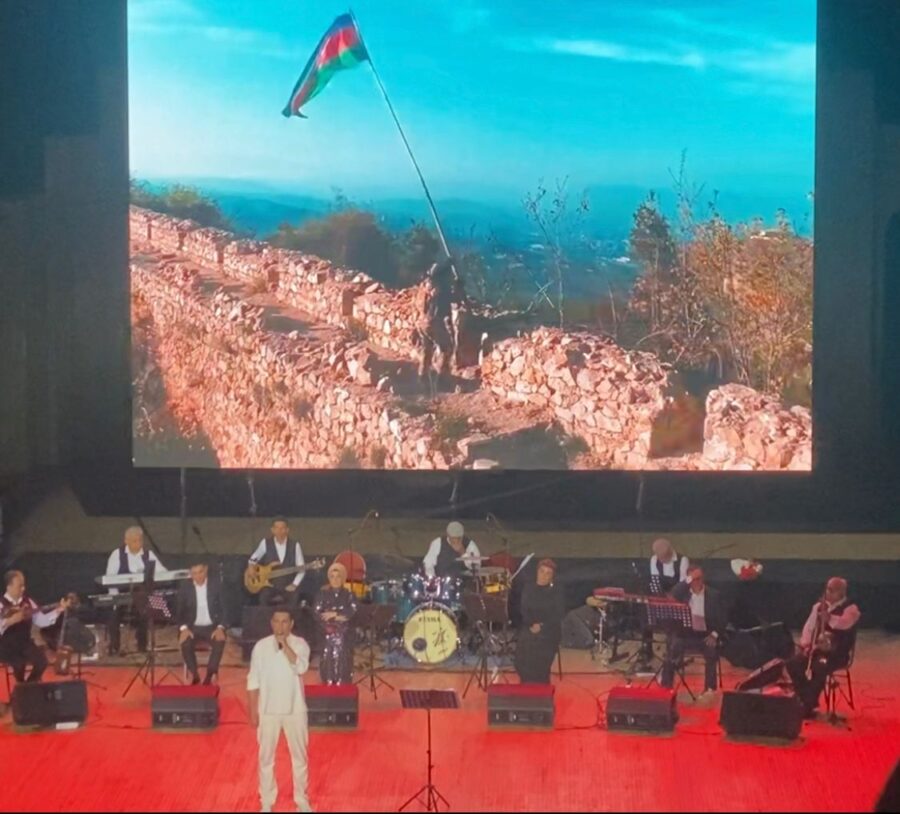 Xəzər Süleymanlının poeziya gecəsindəki sirli qonaq: o kim idi, hara yoxa çıxdı? - FOTOLAR