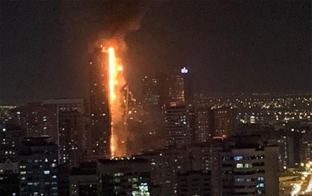 BƏƏ-də çoxmərtəbəli bina belə yandı - VİDEO 1 BƏƏ-də çoxmərtəbəli bina belə yandı - VİDEO