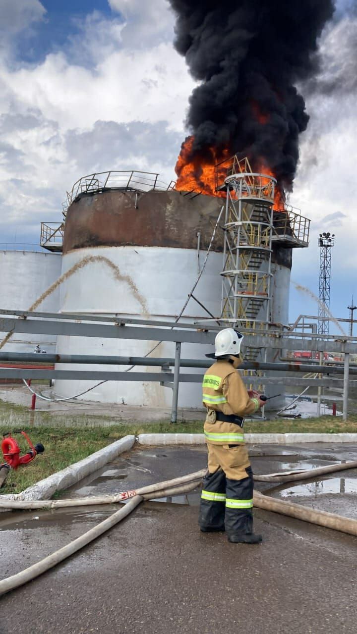 Rusiyada ildırım neft çənini vurdu, alovlar qalxdı - Fotolar
