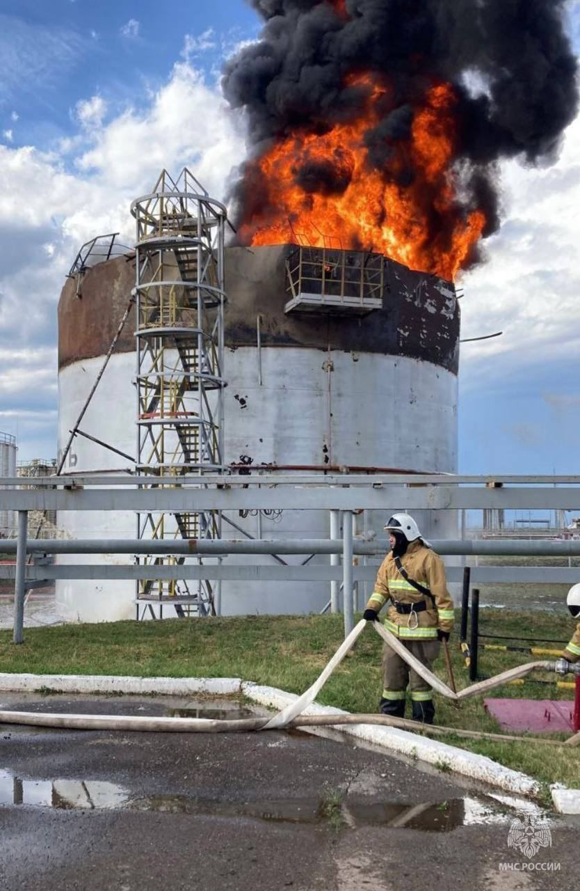 Rusiyada ildırım neft çənini vurdu, alovlar qalxdı - Fotolar